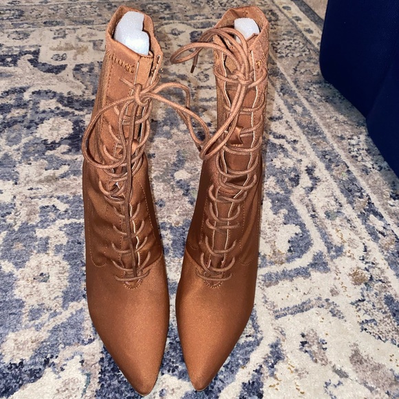 Lace up pointed toe boots - Picture 2 of 4